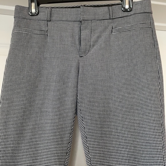 Like New! Banana Republic SLOAN FIT SIZE 2. BLACK. TEXTURED PANT. - Picture 2 of 4